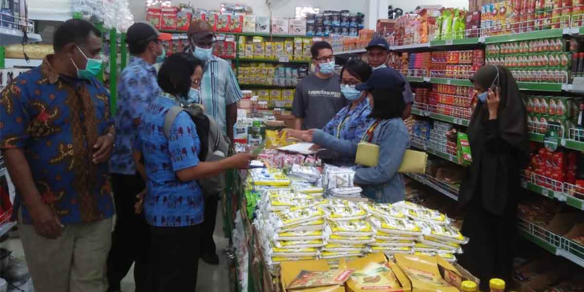 Pegawai Disperindag Sidak di Toko Hidayah, Kamis (8/4/2021). Foto: Anti Patabang/Papua60detik.